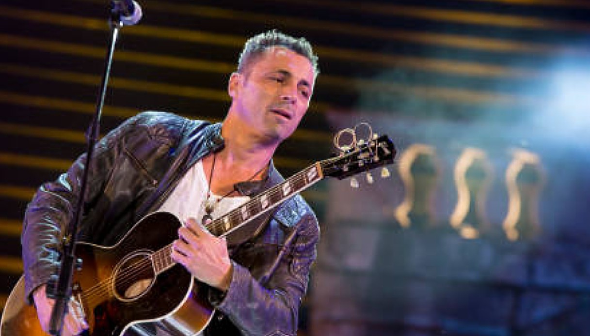 Alex Britti: «Spiato dalla mia ex per l’affido di nostro figlio. Sanremo? Non mi vogliono. Lucio Corsi è bravo ma 