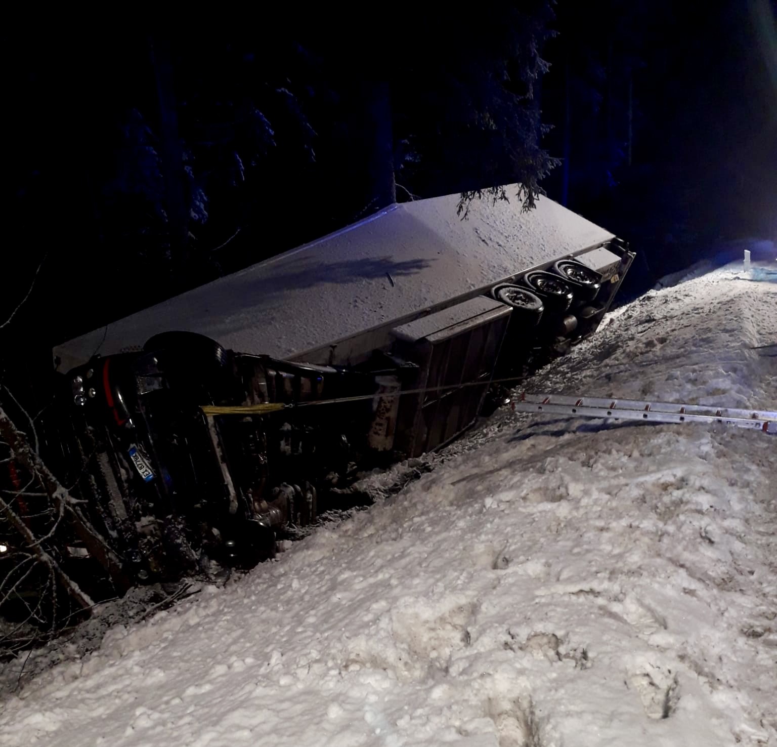 TIR FUORI STRADA A CAUSA DELLA NEVE AL LAGO DI DOBBIACO