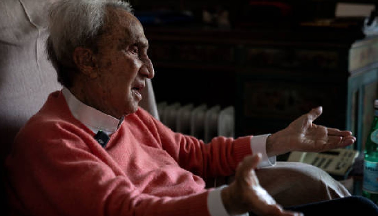 Emilio Fede: “La vecchiaia è brutta, vorrei raggiungere mia moglie. Passo le giornate guardando la tv”