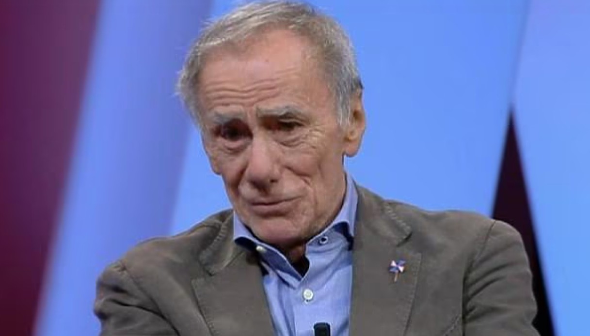 Roberto Vecchioni piange in diretta per le manganellate agli studenti di Pisa: “Non deve succedere”