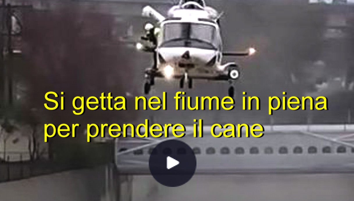 Si getta nel fiume in piena per prendere il cane