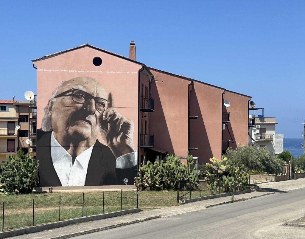 Finale di Pollina celebra Andrea Camilleri con un murale di Igor Scalisi Palminteri dedicato al maestro della letteratura siciliana