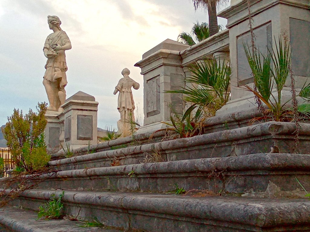 Teatro marmoreo di piazza del parlamento abbandonato al degrado, associazione comitati civici palermo: ''i turisti ci stanno a guardare''