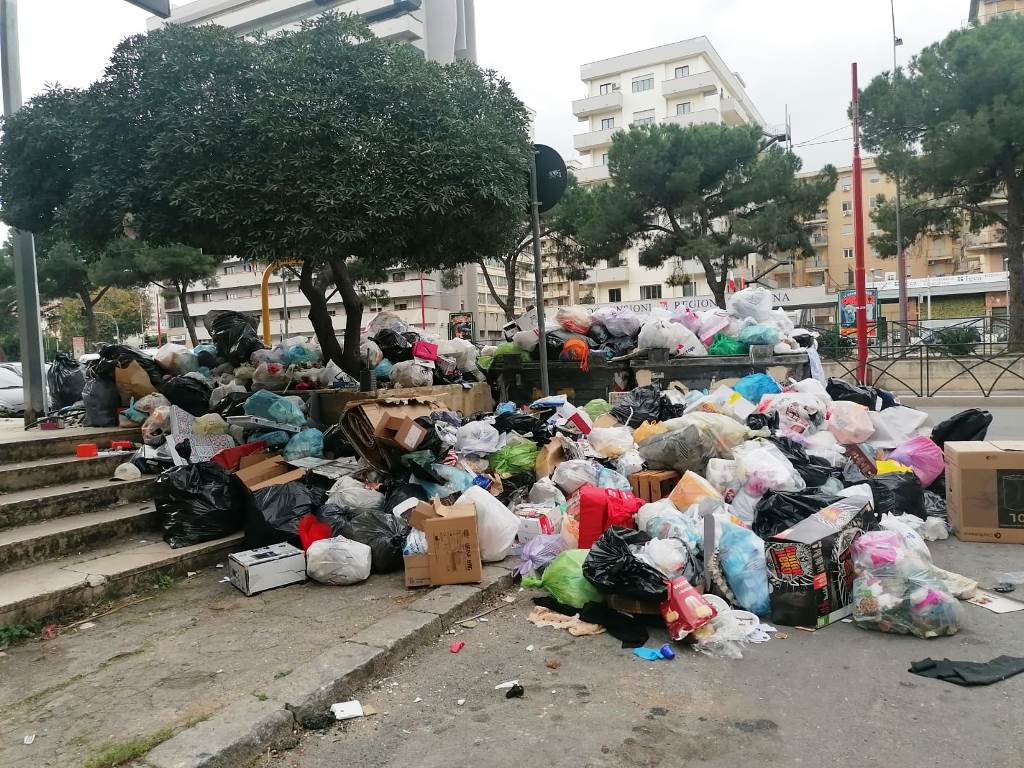 Enorme discarica in viale regione siciliana *segnalazione*