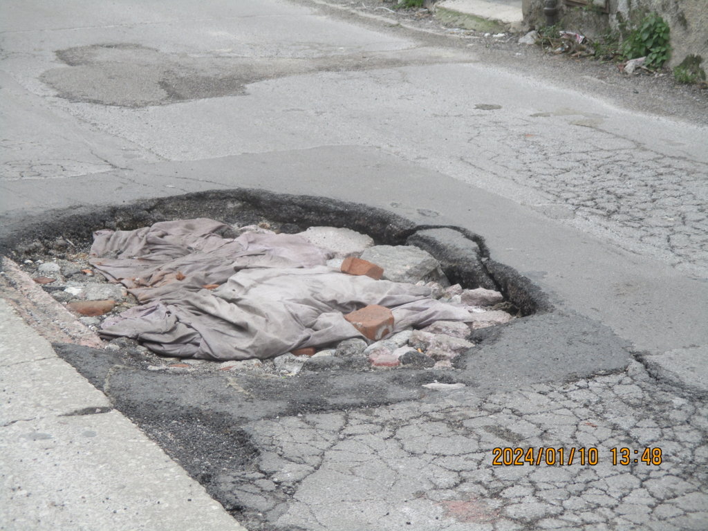 Via castelforte, pericolosissima voragine apertasi al centro della strada *segnalazione*