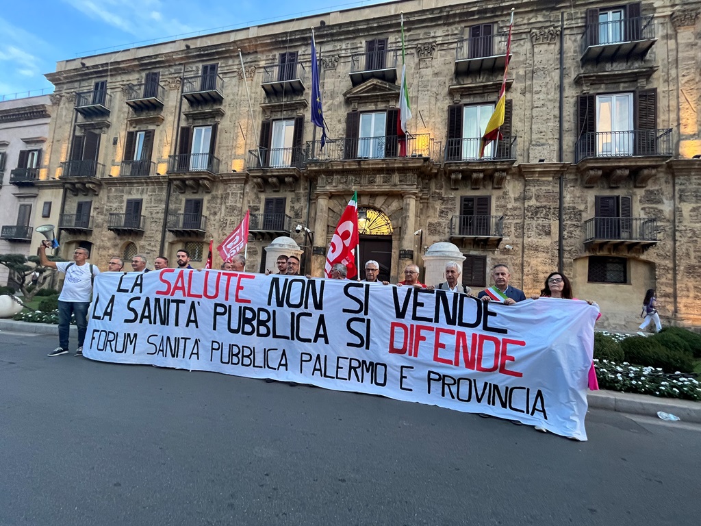 Lunedï¿½ flash mob del forum sanitï¿½ pubblica palermo sotto la presidenza della regione: 18 poltrone in piazza per protestare