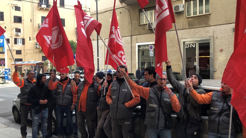 Sit-in in via la farina dei lavoratori della level on, fillea cgil palermo: ''ritardi continui negli stipendi''