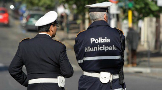Palermo, lancio di pietre agli agenti della polizia municipale