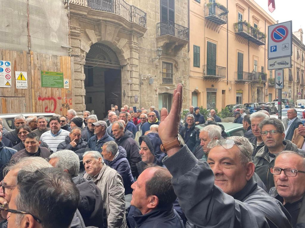 Palermo, presidio coime davanti all'ufficio risorse umane. fillea, filca, feneal: ''comune si ridetermini. pronti a portare gli edili a roma''