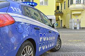 RAPINA UNA TURISTA E MINACCIA I POLIZIOTTI